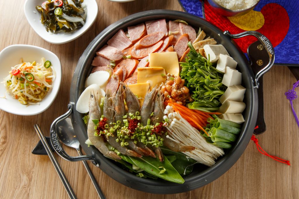 双人韩式双享套餐|部队锅 熬煮清甜汤头,加入各式好料,蔬菜