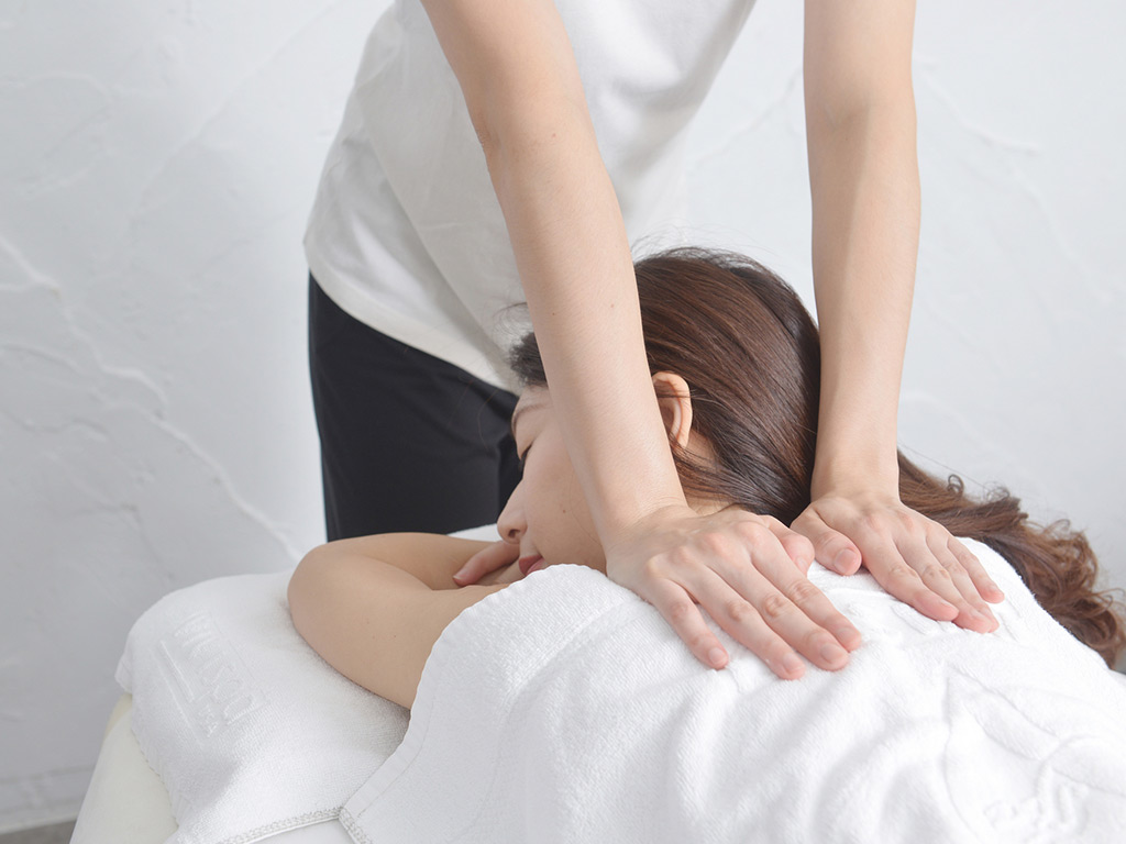 背部掌压舒松   成熟的专业技法,专为都会女性打造,改善背部僵硬的