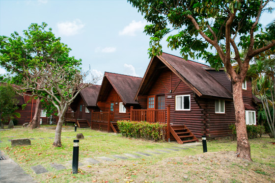 入住溫馨小木屋,享受私人陽臺庭院,情人出遊,家庭旅遊皆方便!